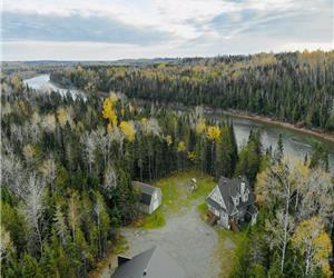 La Grande Ourse /spacieuse rsidence sur la rivire Bonaventure