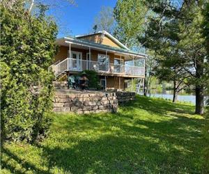 Magnificent chalet for rent in Saint-Ambroise (Saguenay), lake view and summer fishing