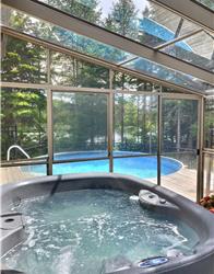 Luxury Lakefront Cottage with Heated Pool, Hot tub + Pool Table 14 ppl