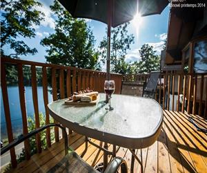 20 chalets pour 2  12 personnes face au lac