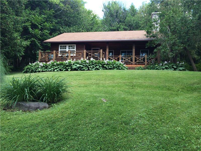 Chalet en bois rond RÉNOVÉ au bord Chalet à louer North Hatley OR