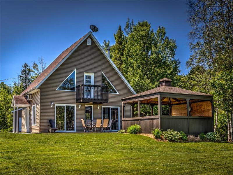 Shack au Lac Aylmer Bord de l'eau Chalet à louer BeaulacGarthby