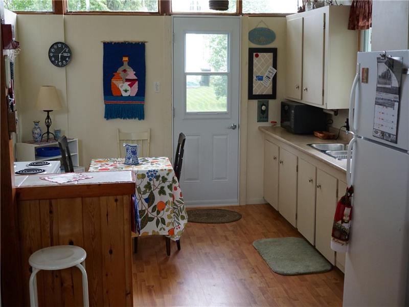 Quenville Little Yellow Cottage StAnicet Cottage Rental PL18799