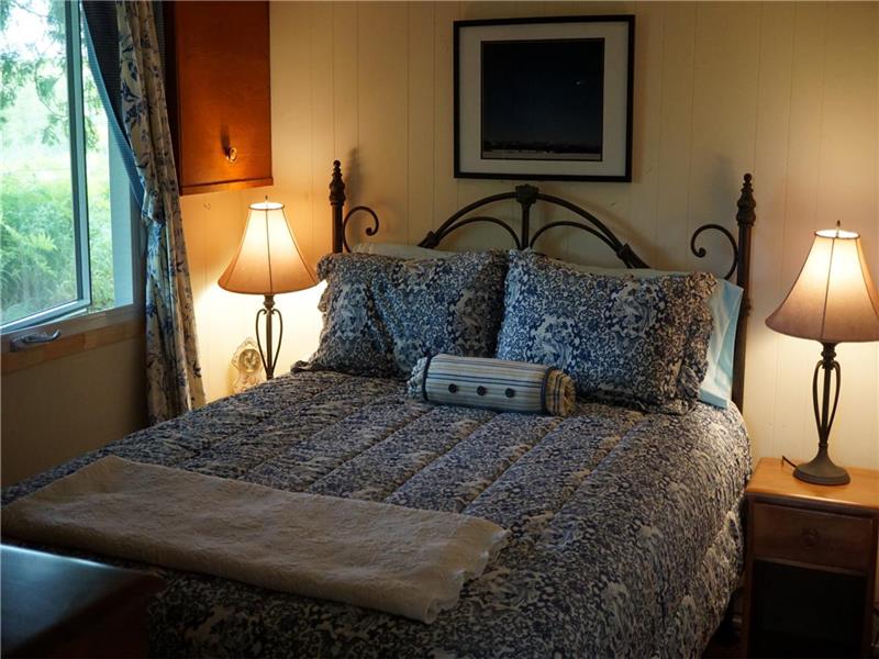 Quenville Little Yellow Cottage StAnicet Cottage Rental PL18799