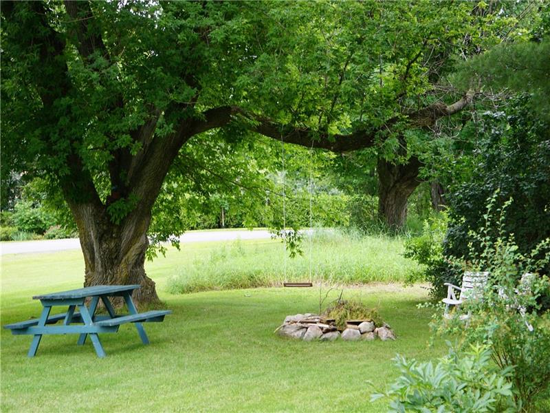 Quenville Little Yellow Cottage StAnicet Cottage Rental PL18799