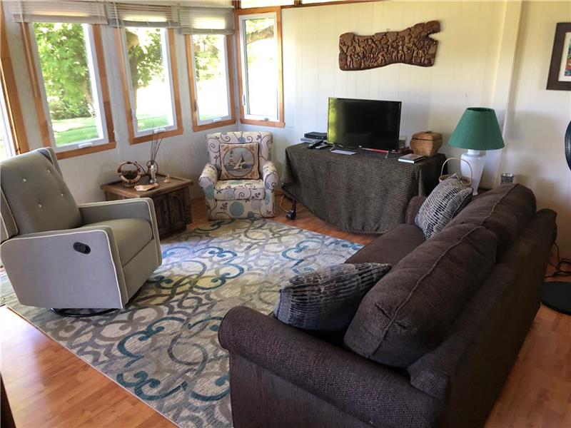 Quenville Little Yellow Cottage StAnicet Cottage Rental PL18799