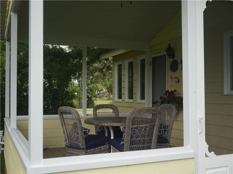 Quenville Little Yellow Cottage StAnicet Cottage Rental PL18799