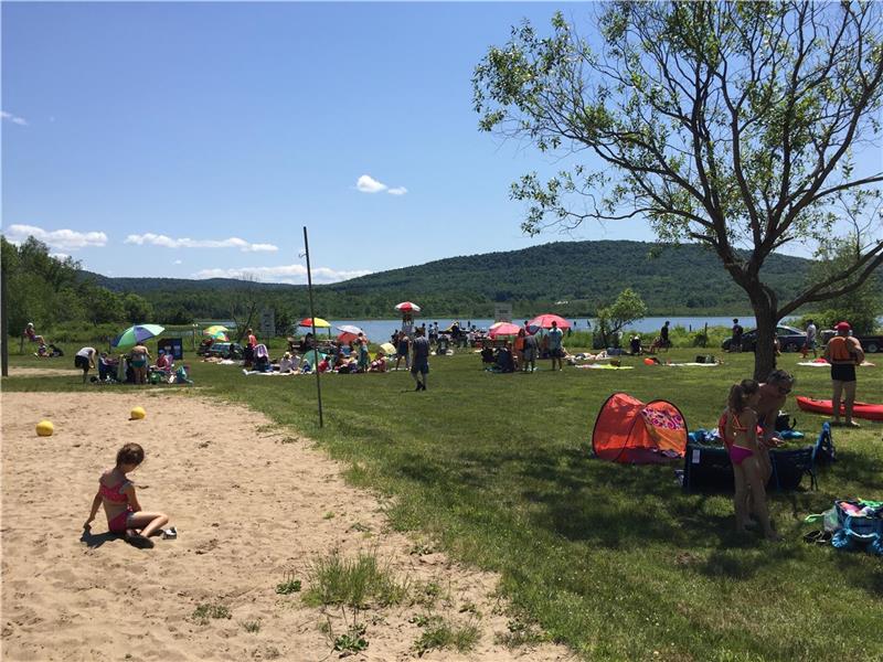 Chalet ensoleillé sur le Lac Chalet à louer Bromont OR19483