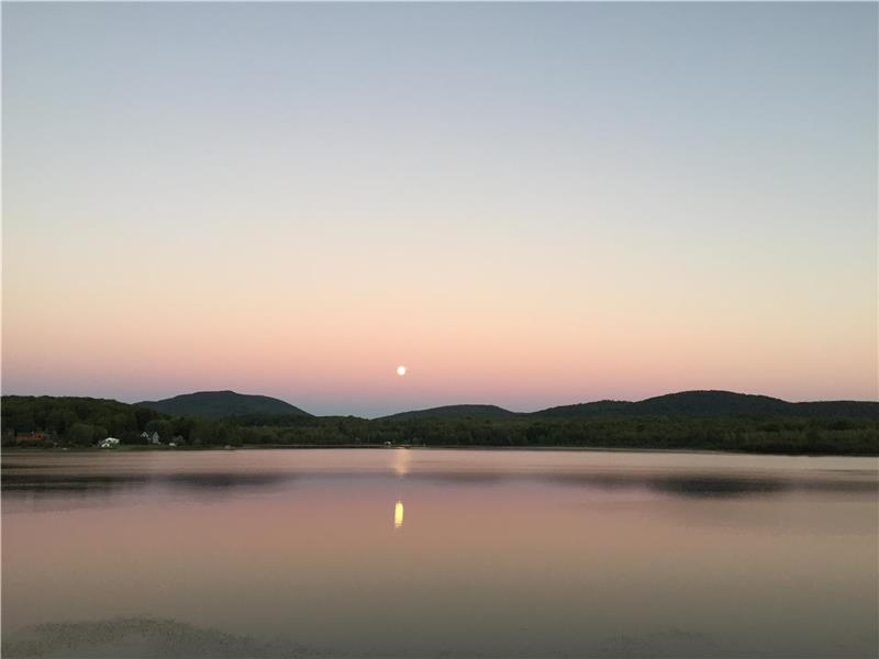 Chalet ensoleillé sur le Lac Chalet à louer Bromont OR19483