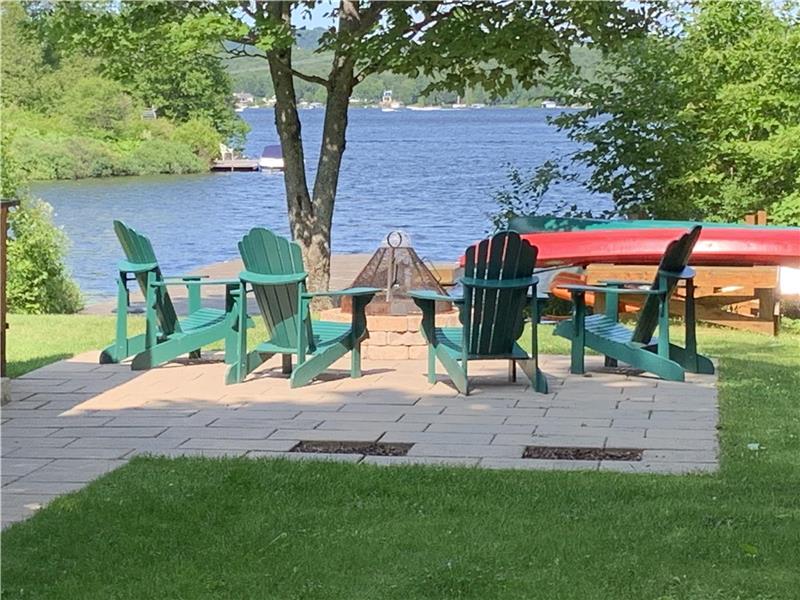 Maison Savary- une charmante demeure localisée directement au bord du Lac Sept-Îles