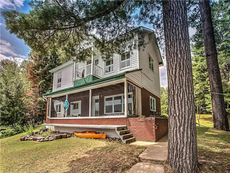 RENOVATED 5 BEDROOM WATERFRONT Gracefield Cottage Rental DI22217