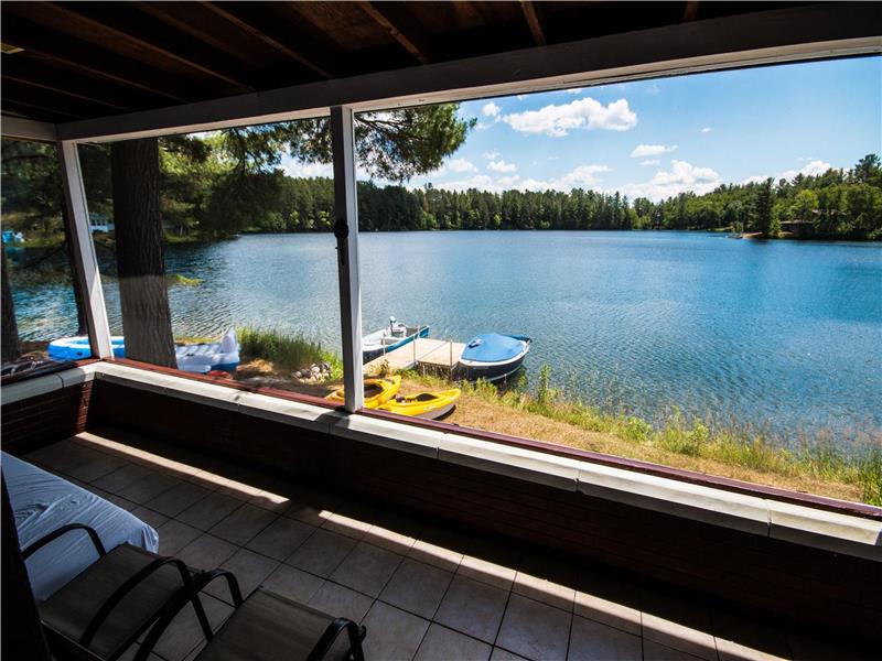 RENOVATED 5 BEDROOM WATERFRONT Gracefield Cottage Rental DI22217