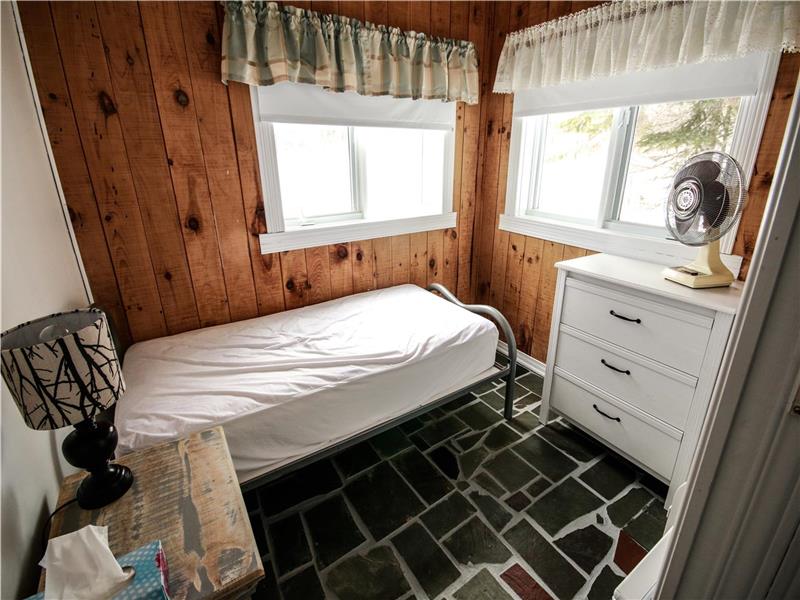 RENOVATED 5 BEDROOM WATERFRONT Gracefield Cottage Rental DI22217