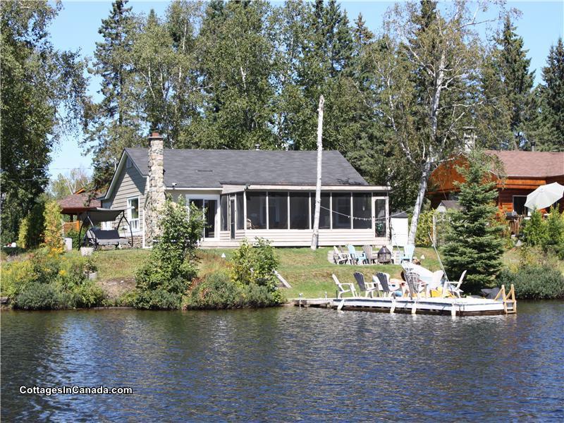 CHALET BORD DE L'EAU AVEC SPA Chalet à louer SteAgathedesMonts