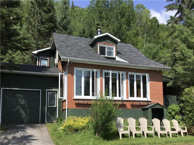 Chalet du lac et des Monts. Bord de Chalet à louer StAlphonse