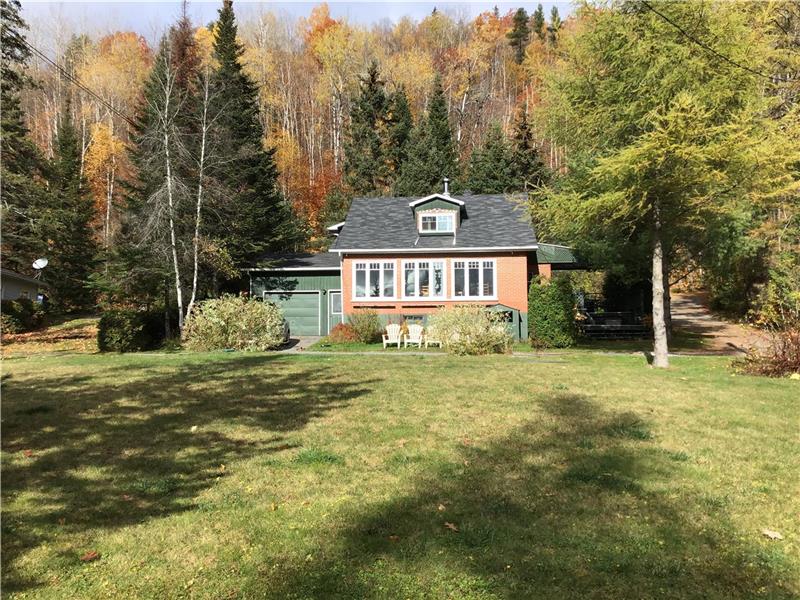 Chalet du lac et des Monts. Bord de Chalet à louer StAlphonse