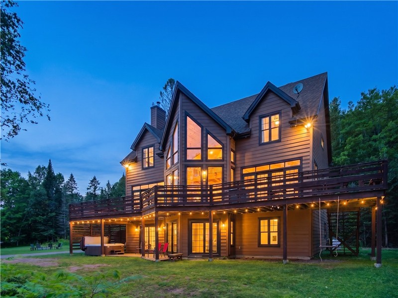 Chalet Phoenix avec quai privé sur le lac Labelle Covid Politique