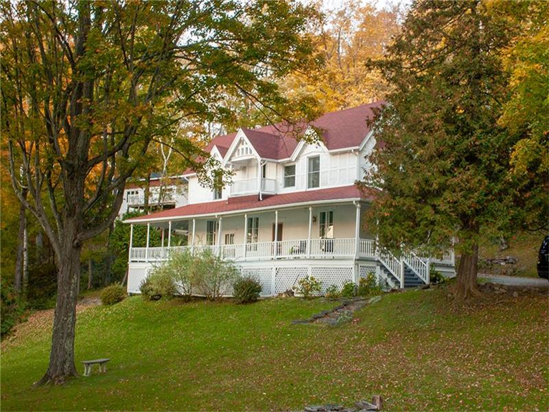 Newly available! Idyllic waterfront Magog Cottage Rental DI29358