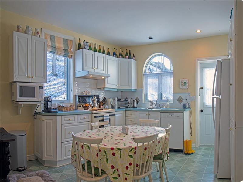 Newly available! Idyllic waterfront Magog Cottage Rental DI29358