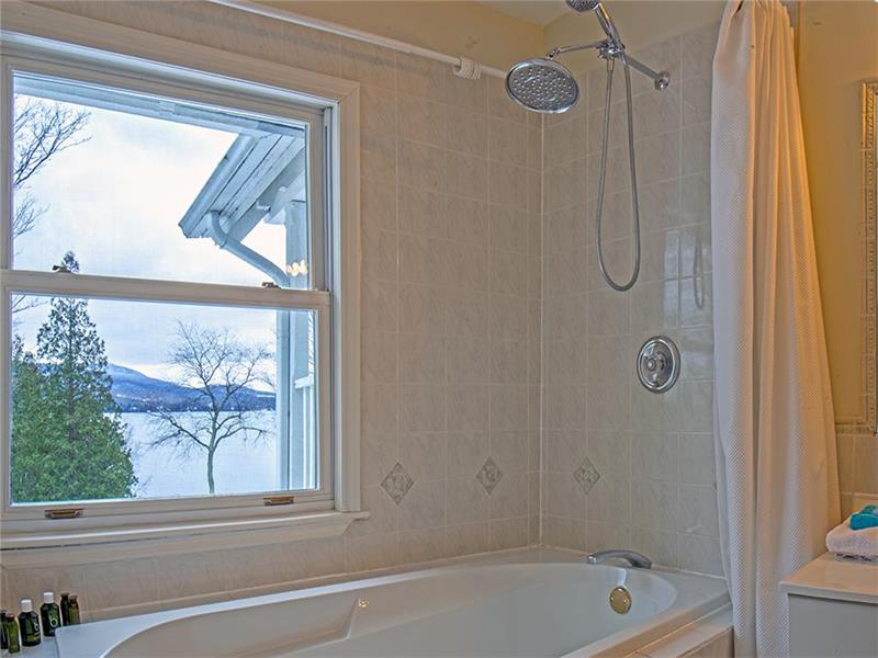 Newly available! Idyllic waterfront Magog Cottage Rental DI29358