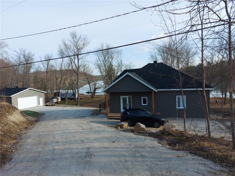 Toolboy's Cottage / Bouchette/Blue Bouchette Cottage Rental DI