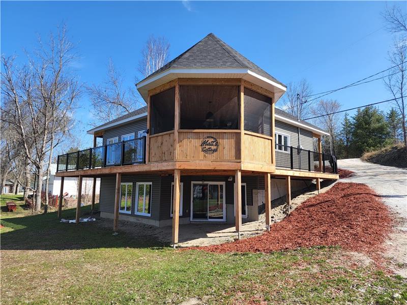 Toolboy's Cottage / Bouchette/Blue Bouchette Cottage Rental DI