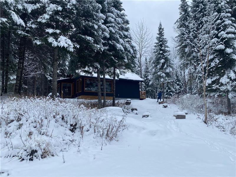 Chalet au bord de la rivière Chalet à louer ChuteSaintPhilippe PL