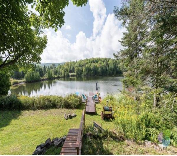 Chalet ÉvasionNature , bord de Chalet à louer StAdolphed'Howard