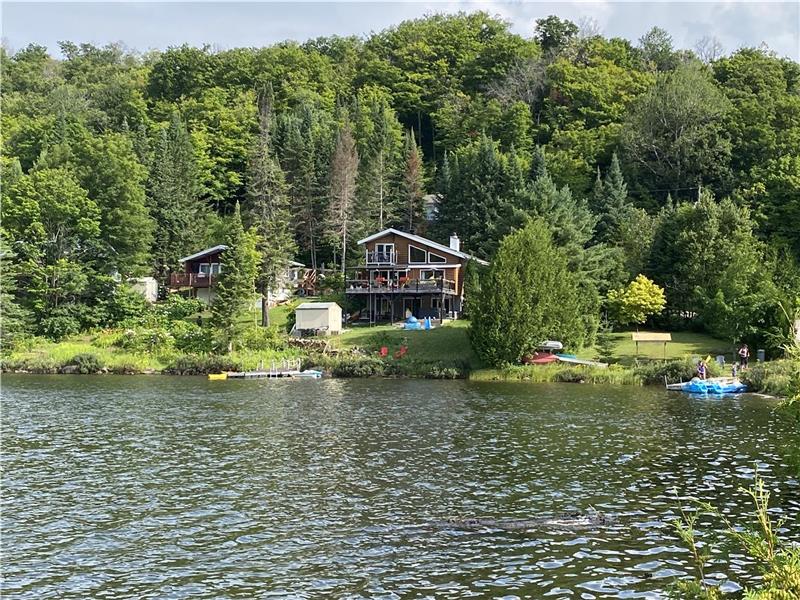 Chalet ÉvasionNature , bord de Chalet à louer StAdolphed'Howard