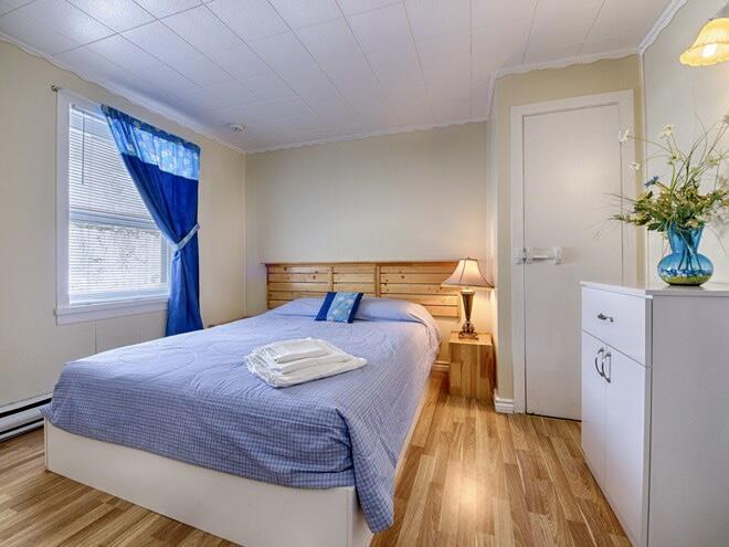 Grand chalet WOW: Swiss Inn {1939}, - Chalet à louer Morin-Heights | DI ...