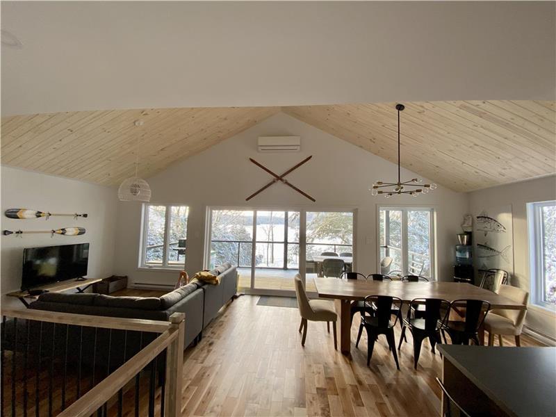 Loup Gris Chalet au bord du lac Chalet à louer StÉtiennedeBolton