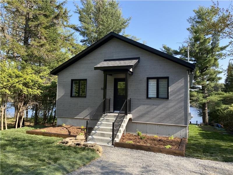 Loup Gris Chalet au bord du lac Chalet à louer StÉtiennedeBolton