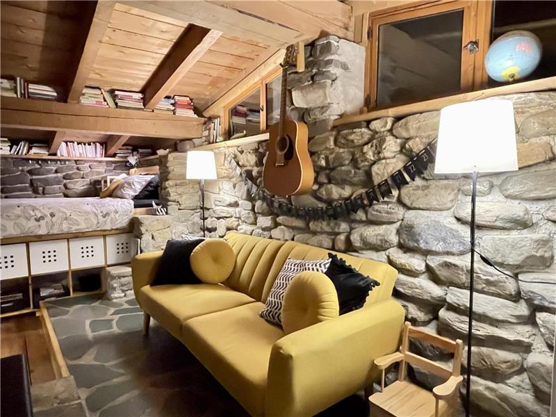 Spectacular Off Grid Earthship & StMagloire Cottage Rental OR