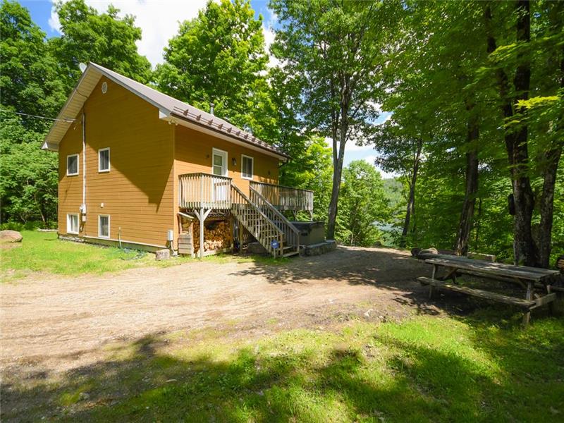 Beautiful 4 season cottage for sale Chalet à vendre Gracefield VP