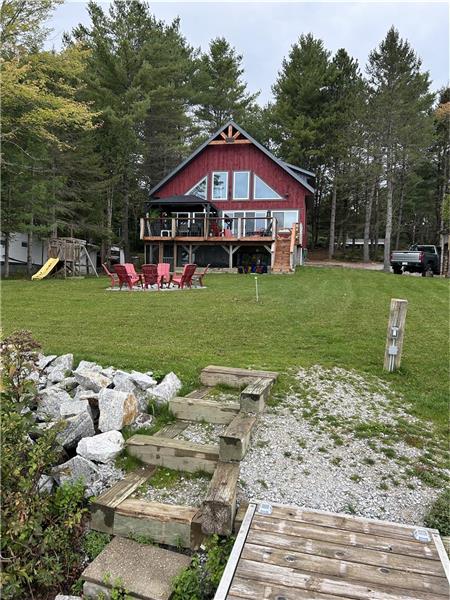 Votre escapade parfaite: chalet familial au bord du lac, entouré par la nature
