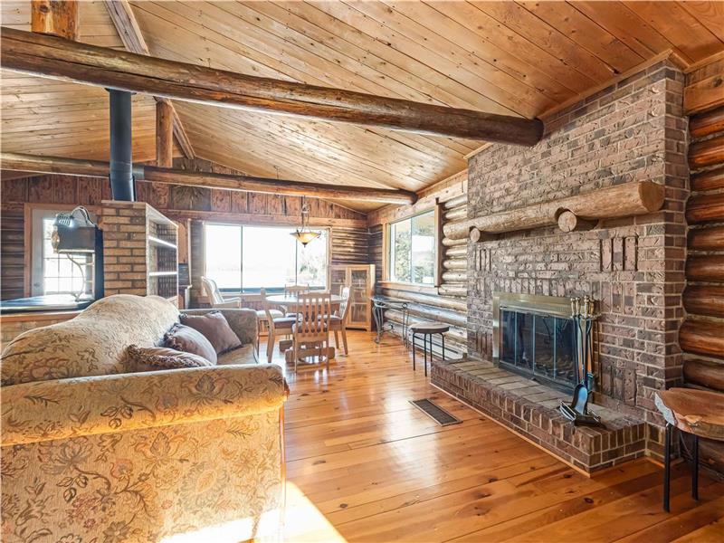 Maison en bois rond, bord de l'eau Chalet à vendre MontLaurier VP39858 ChaletsAuQuebec