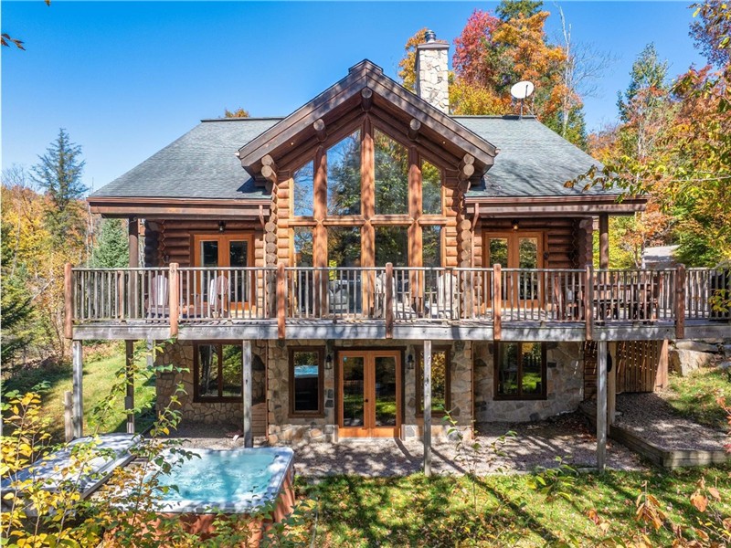 GRAND CHALET DE BOIS ROND - PROCHE DE MONT-TREMBLANT  -  6 chambres/4.5 toilettes/lac/Spa/Foyer
