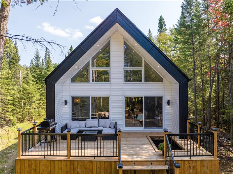 Spa - Lac - Salle de jeux | LAUM - Chalet à louer Ste-Lucie-des ...