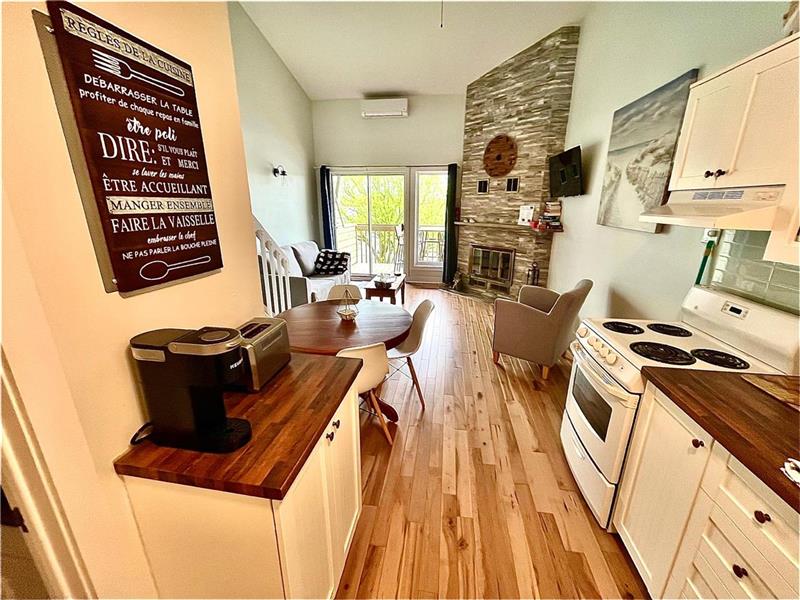 Lumineux condo au bord du lac - Chalet à louer Magog | OR-42637 ...