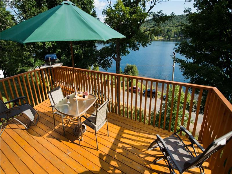 20 chalets pour 2 à 12 personnes face au lac
