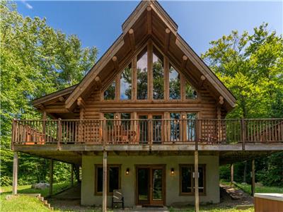 Chalet Chinook Mont-Tremblant - Bord de lac en bois rond avec 5 Chambres, Spa privé(Lac aux bleuets)