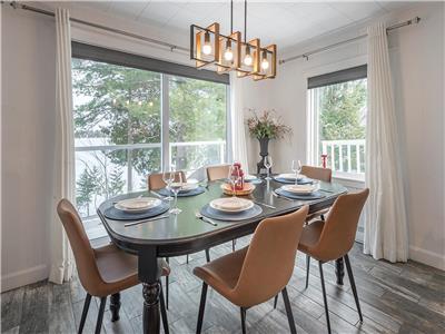 Vue Stupefiante de Bord de l'eau Cocooning et Spa 380