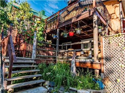Au Snooze Chalet avec Jacuzzi et Sauna extérieur.