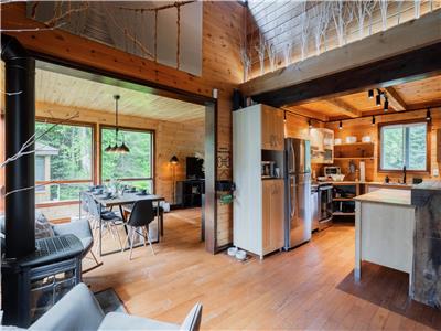 CHALET BOHÔME in St-Alexis-des-monts, all made of wood, modern decor, riverside.