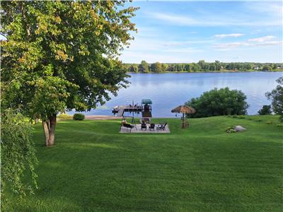 WATERFRONT WITH PANORAMIC VIEW / HUGE PRIVATE PATIO AND ENTRANCE / NICE LOCATION NEAR NATIONAL PARK!