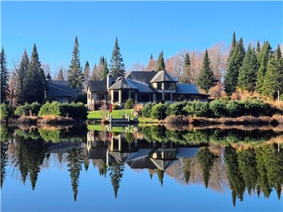 Luxury four bedroom private family retreat on its own lake with 4km of trails and 37 acres of land