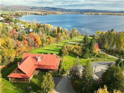 Le Chalet au Toit Rouge – Luxury Lakefront Retreat, Pool, Mountain Views & Thermal Experience